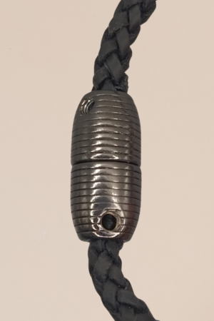 Pulseira em couro tressê preto com fecho colmeia - Image 3