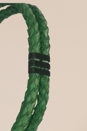 Pulseira em couro tressê verde com fecho preto - Image 3
